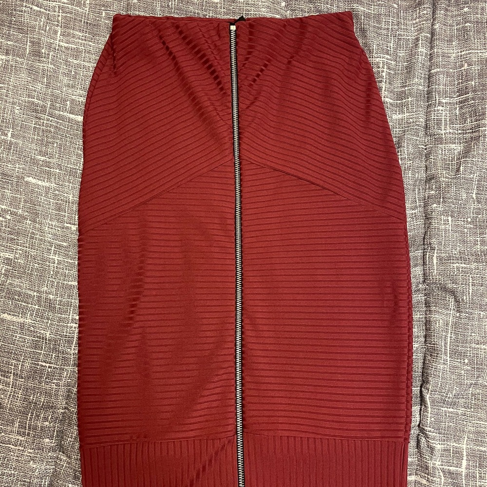 Guess: 2 piece dress set (both the top and skirt) - Picture 4 of 5